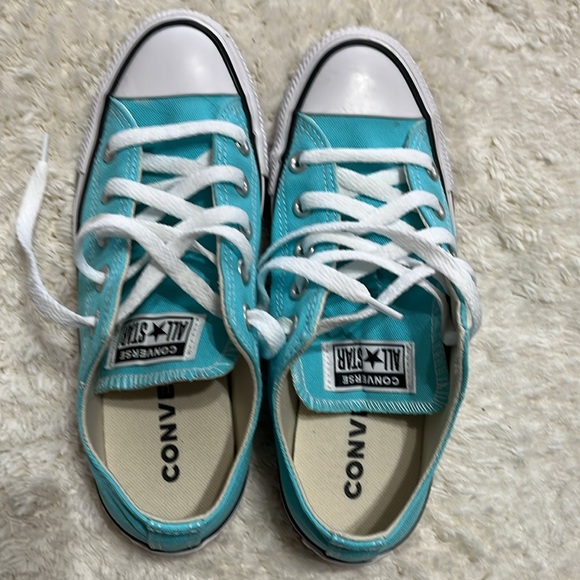 Converse Blue Sneakers with White Rubber Sole and Classic Design - Picture 6 of 6